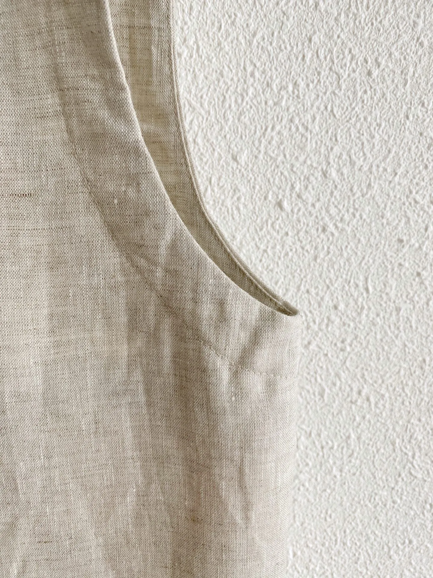 LP men's casual linen stand-collar vest, made of natural Breathable linen fabric, contrasting leather details on the collar, loose fit. The original colors are simple and elegant, and can be layered in spring and autumn to show the texture during daily commuting. Sizes:M-3XL